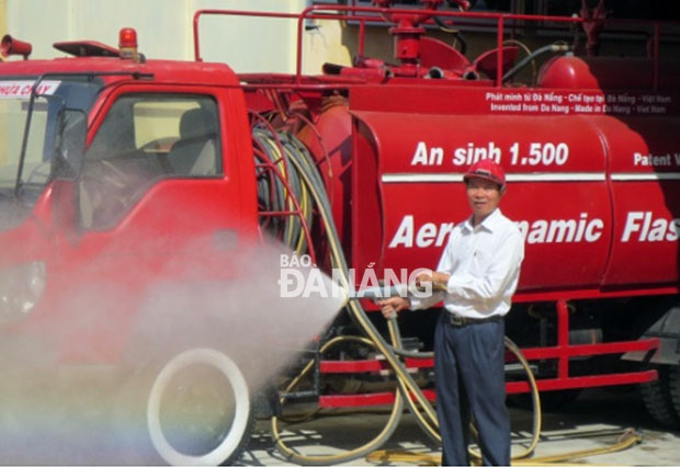 Ông Phan Đình Phương vận hành thử nghiệm xe chữa cháy An Sinh Xanh.