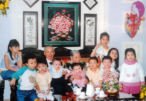 Vợ chồng ông Nguyễn Hạ và các cháu nội, ngoại. (Ảnh do nhân vật cung cấp)