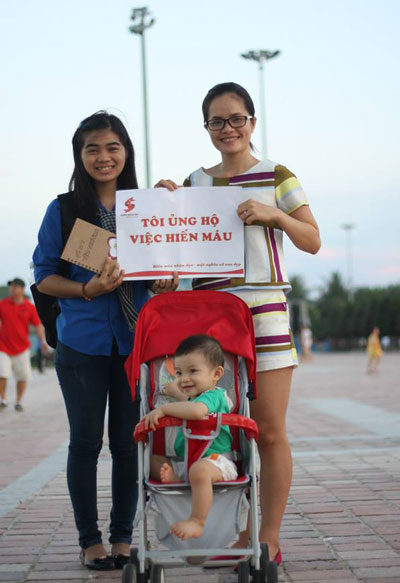 Bạn Nguyễn Thị Ngân trong một lần đi kêu gọi cộng đồng hiến máu tình nguyện.