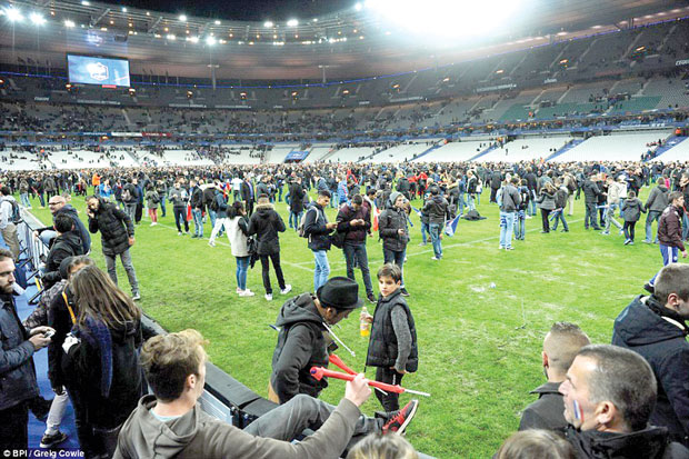 Khán giả được tập trung vào sân cỏ trong đêm 13-11, sau khi trận giao hữu bóng đá Pháp - Đức kết thúc.