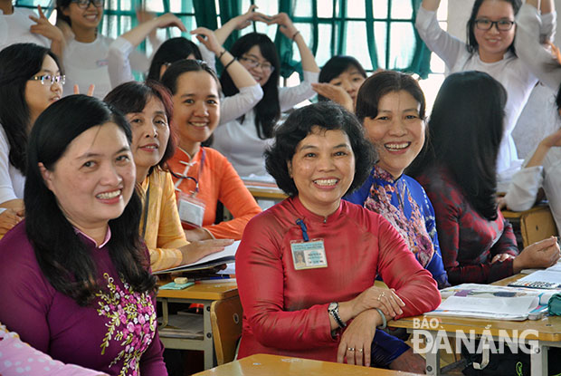 Cô và trò cùng giao lưu trong tiết dạy cuối của cô Trần Thị Tú Hà ở Trường THPT Phan Châu Trinh. Ảnh: Phan Nguyệt