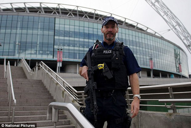 Lần đầu tiên một trận giao hữu quốc tế có cảnh sát trang bị súng ống ở bên ngoài sân vận động. 