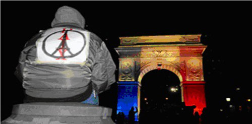 Bức vẽ “Bình an cho Paris” trên lưng áo của người đang ngồi đối diện Khải Hoàn môn giữa Quảng trường Étoile, Paris.