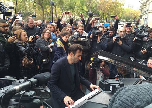 Một nhạc công piano gây xúc động với người dân thủ đô Paris khi biểu diễn bản nhạc “Imagine”.
