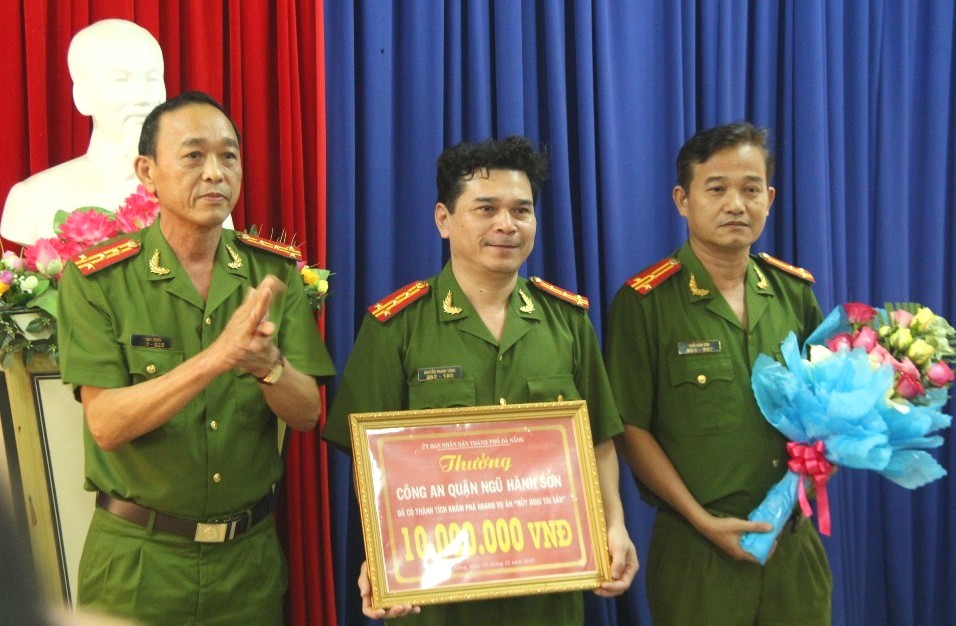 Đại tá Trần Mưu, Phó Giám đốc Công an thành phố Đà Nẵng động viên và thưởng nóng 10 triệu đồng cho Công an quận Ngũ Hành Sơn vì thành tích nhanh chóng điều tra, làm rõ vụ việc nêu trên