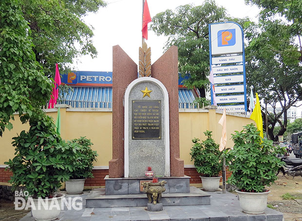 Bia di tích lịch sử được xây tại góc đường Quang Trung - Đống Đa.