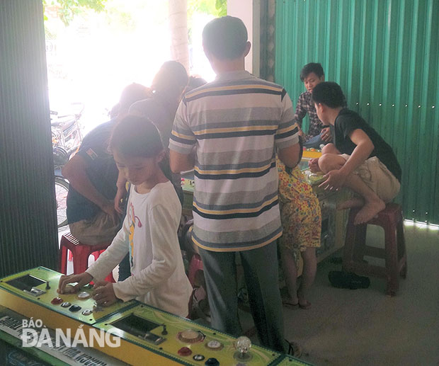 Rất khó để phát hiện và xử lý vấn nạn cờ bạc “núp bóng” trò chơi bắn cá.  Trong ảnh: Một điểm  kinh doanh trò chơi bắn cá trên đường Nguyễn Huy Tưởng.