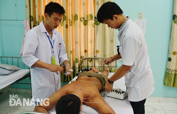 Châm cứu cho người nghiện tại Bệnh viện y học cổ truyền Đà Nẵng.