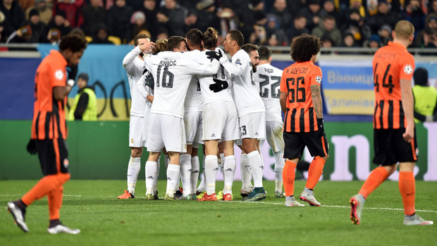 Sự chủ quan khiến Real Madrid (áo trắng) suýt trả giả trước Shakhtar Donetsk (áo cam).