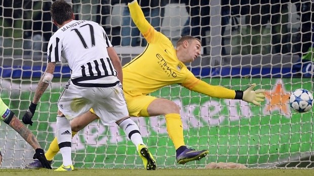 Mandzukic (áo sọc) đã có pha lập công duy nhất, giúp Juventus giành được chiến thắng sit sao 1-0 trước Manchester City.