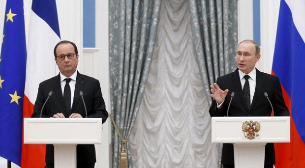 Tổng thống Pháp, Francoise Hollande (trái) và Tổng thống Nga, Vladimir Putin, đã đồng ý hợp tác trong cuộc chiến chống IS, tại cuộc họp báo ở thủ đô Moscow