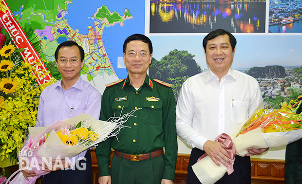 Thiếu tướng Nguyễn Mạnh Hùng (giữa) tặng hoa chúc mừng Bí thư Thành ủy Nguyễn Xuân Anh và Chủ tịch UBND thành phố Huỳnh Đức Thơ. Ảnh: Việt Dũng