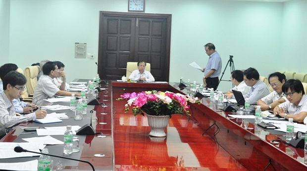 Phó Chủ tịch thường trực UBND thành phố Võ Duy Khương nghe các sở, ngành góp ý cho Quy chế làm việc Hội đồng Điều phối mạng lưới khởi nghiệp thành phố.