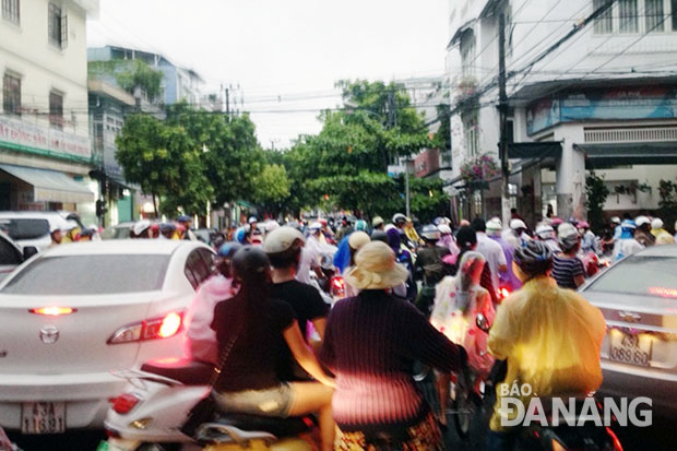 Hình ảnh khá phổ biến tại các nút giao thông trong giờ cao điểm hiện nay của thành phố. Trong ảnh: Ngã tư Hải Phòng-Nguyễn Thị Minh Khai vào giờ cao điểm.