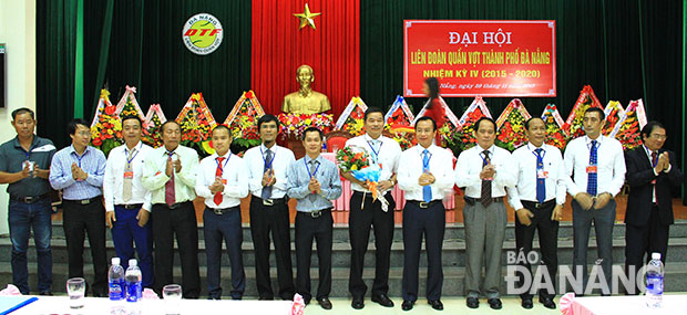Bí thư Thành ủy Nguyễn Xuân Anh (thứ năm, từ phải sang) tham dự Đại hội Liên đoàn Quần vợt Đà Nẵng lần thứ 4.
