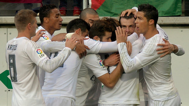 Ronaldo (phải) cùng các đồng đội ăn mừng bàn thắng của Bale (thứ hai từ phải) - Ảnh: Reuters