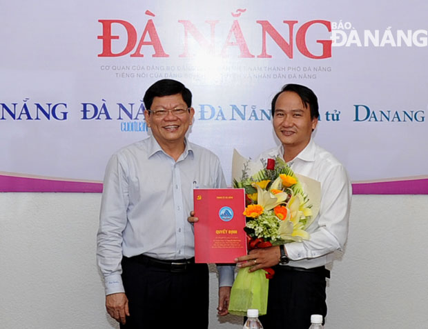 Phó Bí thư Thường trực Thành ủy Võ Công Trí trao Quyết định và tặng hoa chúc mừng đồng chí Nguyễn Đình Vĩnh.