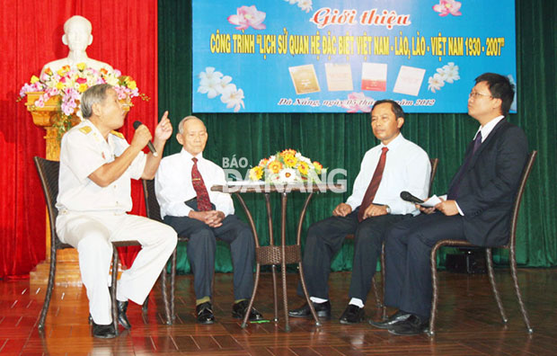 Đại tá Trần Như Tiếp (bìa trái) kể về những năm tháng hoạt động ở Lào.