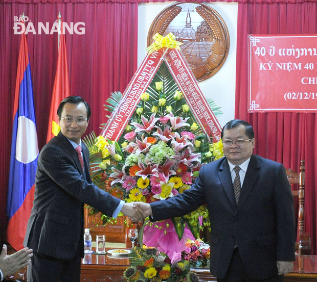 Bí thư Thành ủy Nguyễn Xuân Anh tặng hoa cho Tổng lãnh sự quán Khamsene Phommaseng chúc mừng Quốc khánh lần thứ 40 của nước Cộng hòa Dân chủ Nhân dân Lào