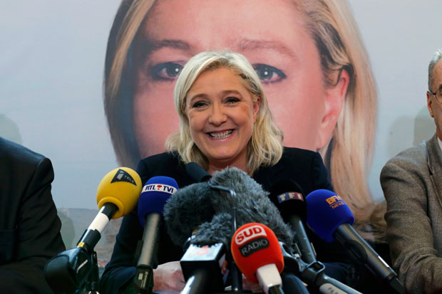 Bà Marine Le Pen, Chủ tịch đảng Mặt trận Quốc gia Pháp, tại cuộc họp báo ở Lille.              Ảnh: Reuters