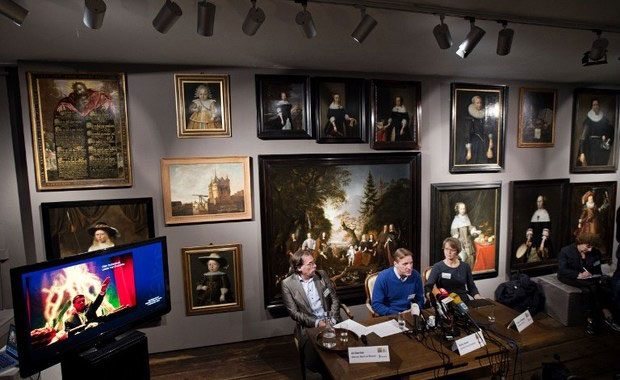 Ad Geerdink, Giám đốc Bảo tàng Westfries (trái), Arthur Brand, nhà lịch sử và thám tử nghệ thuật Hà Lan (giữa) và Yvonne van Mastrigt, thị trưởng thành phố Hoorn (phải) trong cuộc họp báo“Tác phẩm nghệ thuật bị đánh cắp”, ngày 7-12-2015.