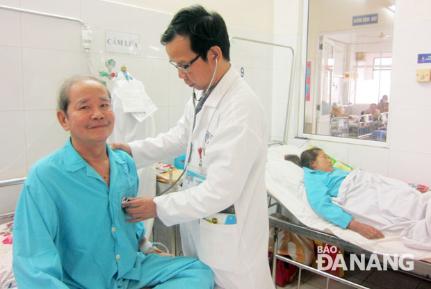 Bác sĩ kiểm tra sức khỏe cho bệnh nhân NCT tại Khoa Nội hô hấp, Bệnh viện Đà Nẵng.