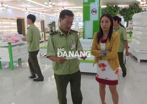 Local market management force officer with a representative from the HA natural rubber showroom 