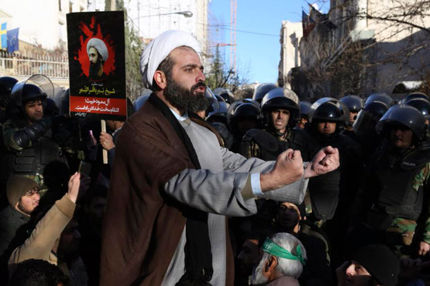 Người Iran biểu tình phản đối việc Saudi Arabia tử hình giáo sĩ Nimr al-Nimr.         Ảnh: AP