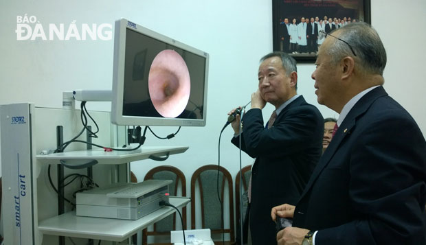  Đoàn Nhật Bản kiểm tra hoạt động của Bộ Nội soi tai mũi họng.