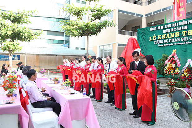 Lãnh đạo địa phương và Trường THCS Sào Nam cắt băng khánh thành tượng nhà yêu nước Phan Bội Châu. 