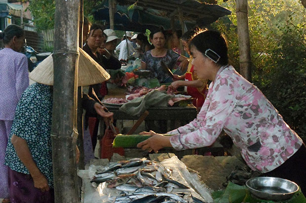 Hình ảnh những lá chuối gói thịt, cá đã không còn xa lạ ở những ngôi chợ quê (xã Hòa Tiến). (Ảnh do HLHPN xã Hòa Tiến cung cấp)