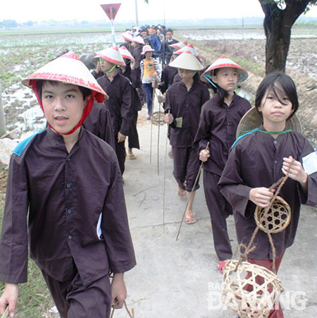 Trẻ em hào hứng tham gia lễ rước mục đồng làng Phong Lệ. 