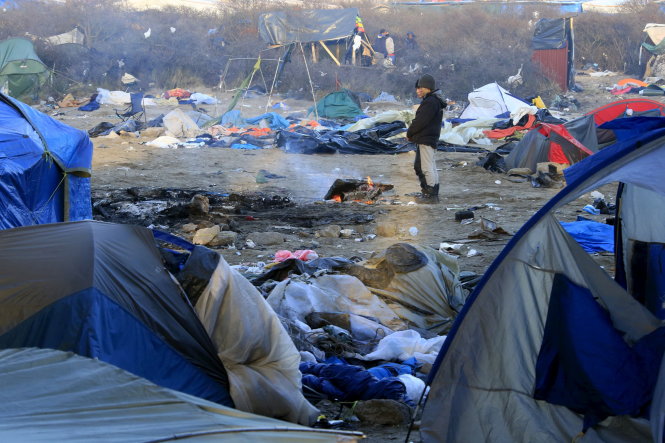 Khu tị nạn Calais ở Pháp ngày 17-1. Sự nhếch nhác của các khu tập trung người tị nạn đã gây mất cảm tình với dân địa phương - Ảnh: Reuters