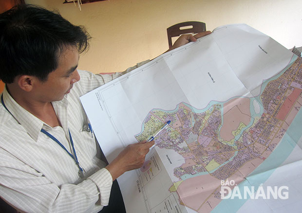 Với vai trò tham gia vào công tác quy hoạch, ông Thái Quang Hồng ước mong sự chỉnh trang đô thị sớm và khớp nối quy hoạch để Hòa Quý thực sự mang “tấm áo mới”. Ảnh: H.N