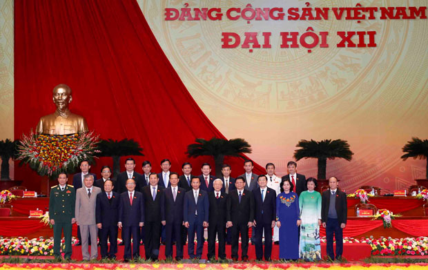 Các đồng chí lãnh đạo Đảng, Nhà nước chụp ảnh chung với Đoàn đại biểu Đảng bộ thành phố Đà Nẵng. Ảnh: TTXVN
