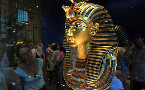 Mặt nạ vô giá của Vua Tutankhamun trước khi bị hư hỏng.