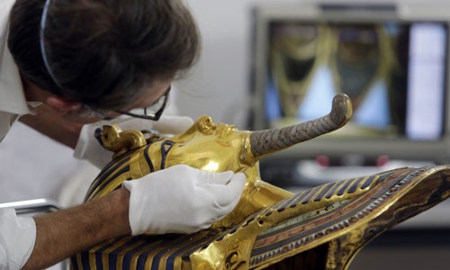 Chuyên gia Christian Eckmann đang khôi phục mặt nạ của Vua Tutankhamun.