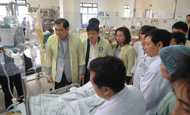 Chủ tịch UBND thành phố Huỳnh Đức Thơ thăm nạn nhân bị thương nặng trong vụ tai nạn lao động nghiêm trọng.