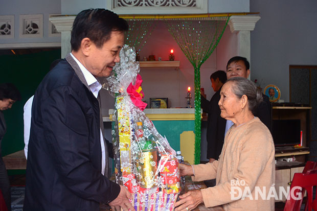 Chủ tịch HĐND thành phố Trần Thọ thăm, tặng quà Bà mẹ Việt Nam anh hùng ở huyện Hòa Vang.   Ảnh: PHƯƠNG TRÀ