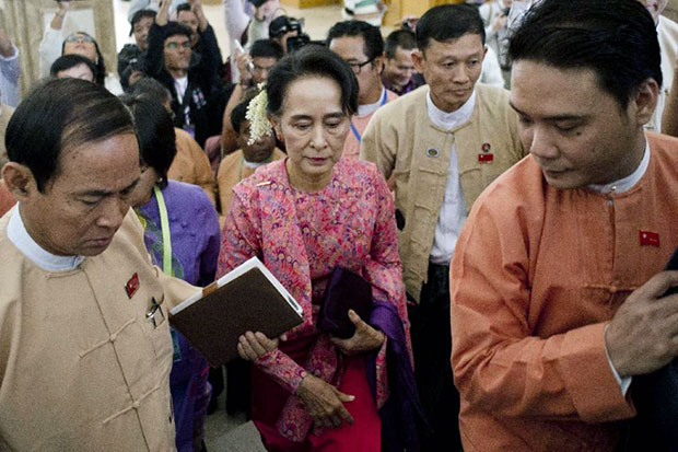 Bà Aung San Suu Kyi cùng các nghị sĩ đến trụ sở Quốc hội.  Ảnh: AFP