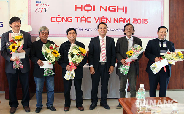 Tổng Biên tập Báo Đà Nẵng Nguyễn Đình Vĩnh trao thưởng cho những cộng tác viên xuất sắc năm 2015.  		            Ảnh: HOÀNG HIỆP 