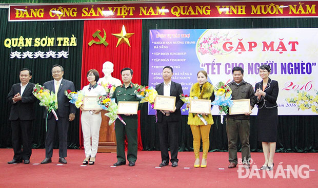 Lãnh đạo UBND và Ủy ban MTTQ Việt Nam quận Sơn Trà tặng hoa và chúc Tết các doanh nghiệp, đơn vị tài trợ quà cho người nghèo trên địa bàn quận.