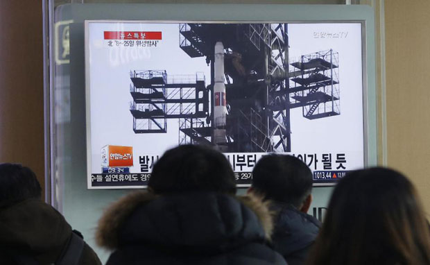Người dân Hàn Quốc xem chương trình tin tức về kế hoạch phóng vệ tinh của CHDCND Triều Tiên tại nhà ga Seoul ngày 3-2.  Ảnh: AP