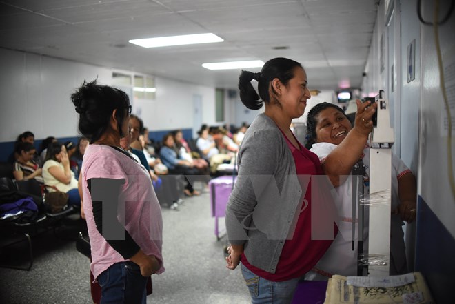 Phụ nữ mang thai kiểm tra sức khỏe tại Guatemala City. (Nguồn: AFP/TTXVN)