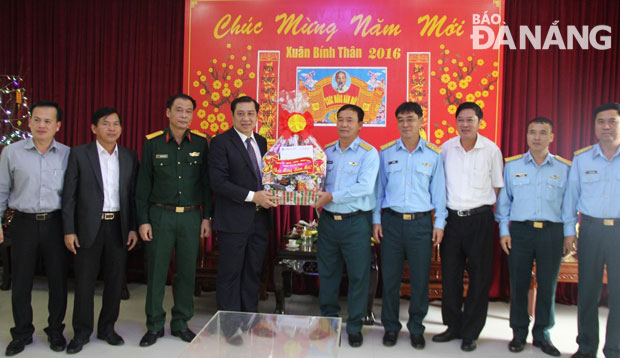 Ông Huỳnh Đức Thơ, Phó Bí thư Thành ủy, Chủ tịch UBND thành phố tặng quà nhân dịp Tết Nguyên đán Bính Thân 2016 tại Sư đoàn không quân 372.