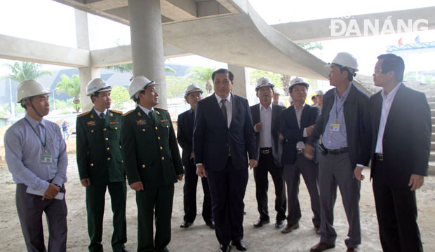 Chủ tịch Huỳnh Đức Thơ thăm công trình Cung văn hóa thiếu nhi Đà Nẵng.