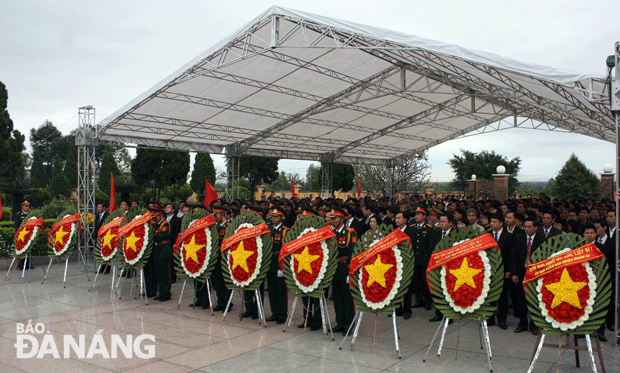 Lãnh đạo thành phố đặt vòng hoa, dâng hương tại Nghĩa trang liệt sĩ thành phố