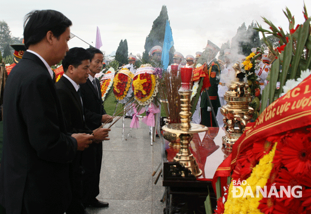 Đoàn đại biểu UBND huyện Hoàng Sa dâng hương viếng các anh hùng liệt sỹ tại Nghĩa trang liệt sỹ thành phố.