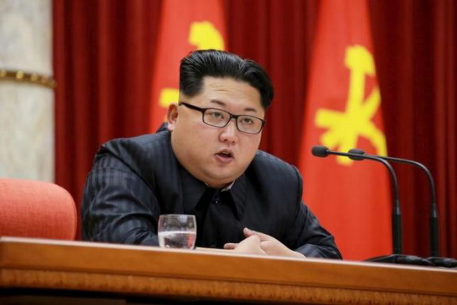 Lãnh đạo CHDCND Triều Tiên Kim Jong un trong cuộc họp tuyên dương những cá nhân có liên quan đến cuộc thử bom nhiệt hạch hồi tháng 1-2016 - Ảnh: Reuters