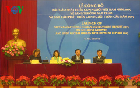 Đại biểu tham dự Lễ công bố  báo cáo Phát triển con người Việt Nam về tăng trưởng bao trùm và báo cáo phát triển con người toàn cầu năm 2015